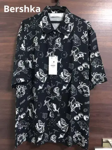 미사용 택 포함 Bershka 모노톤 별자리 패턴 셔츠 L 프린트 셔츠