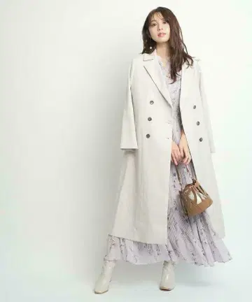 저스길리티 백 볼륨 더블 버튼 코트