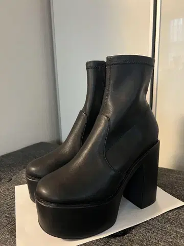 미사용 새상품 R&E 통굽 부츠 M 사이즈 (23cm~23.5cm)