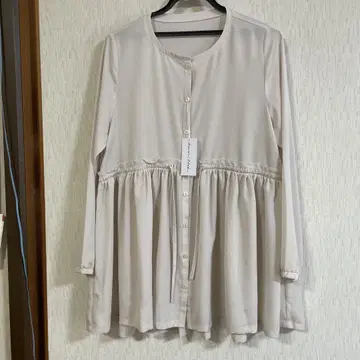 미사용 새상품 카와이 오카다의 베이지 버튼 업 셔츠