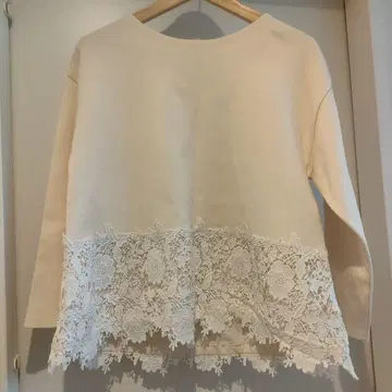 BEARDSLEY 밑단 레이스 티셔츠
