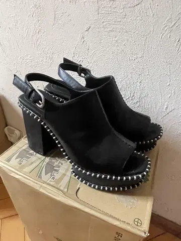 moussy 스터드 장식 블랙 스웨이드 샌들
