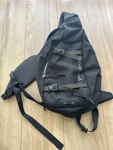 Patagonia Atom 8L 블랙 슬링백