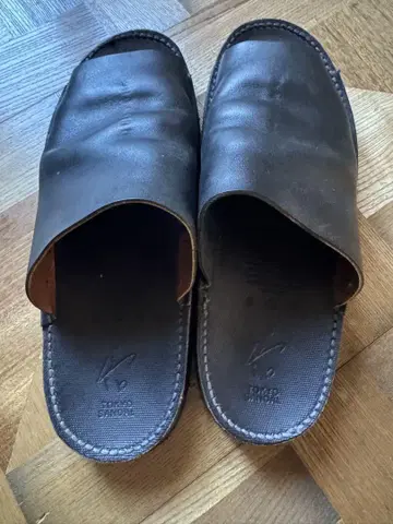 TOKYOSANDALS 블랙 가죽 슬리퍼 샌들