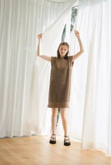 피누에 메쉬 니트 원피스 모카