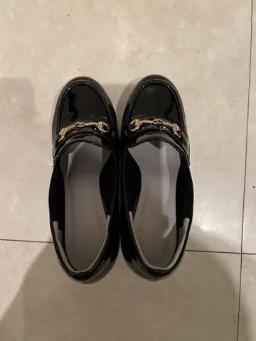 광택 블랙 로퍼 하이힐 금장 장식 포함