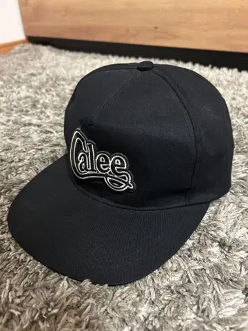 Calee 블랙 캡 스냅백