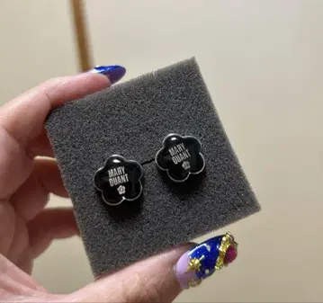 MARY QUANT 꽃 모양 스터드 귀걸이 블랙