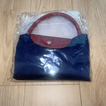 네이비와 레드 색상의 토트백