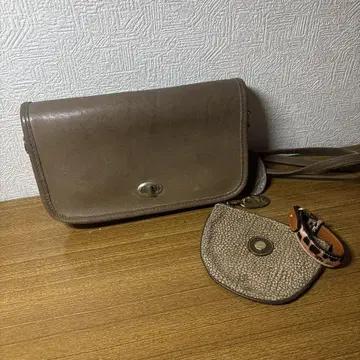 브라운 가죽 플랩식 숄더백