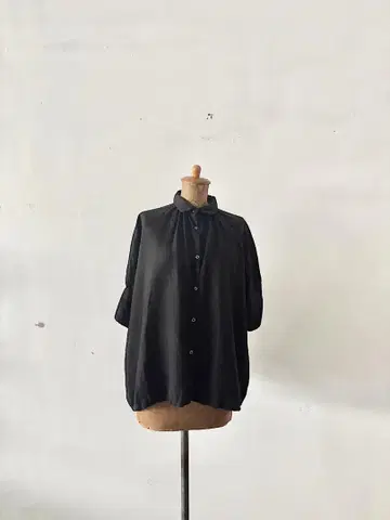 [새상품급] Honnete 아이리쉬 린넨 하프 슬리브 개더 블라우스 블랙