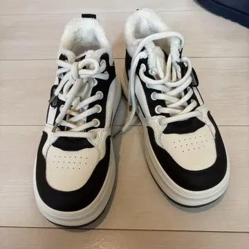 퍼 달린 블랙 화이트 스니커즈