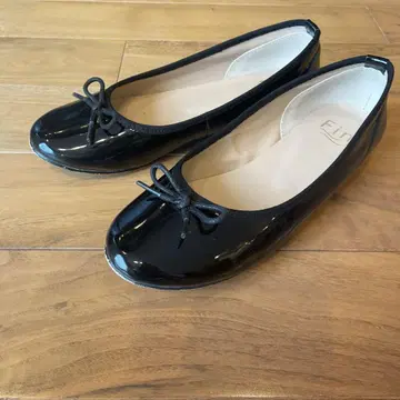 Fin 블랙 에나멜 발레 슈즈 23cm