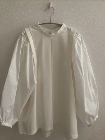 화이트 벌룬 슬리브 셔츠