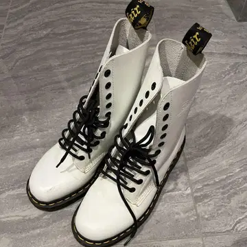 Dr.Martens 닥터마틴 1490 10홀 부츠 화이트