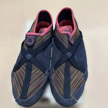 Reebok 스트라이프 패턴 슬립온 슈즈