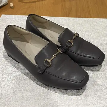 다크 그레이 가죽 로퍼 금장 장식 포함
