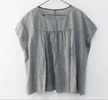 네스트로브 카디 스트라이프 플레어 블라우스 그레이