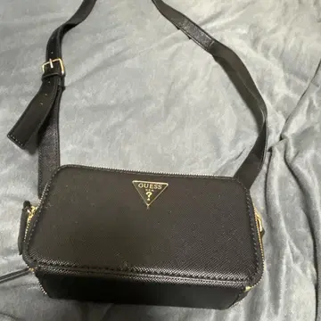 GUESS 블랙 숄더백