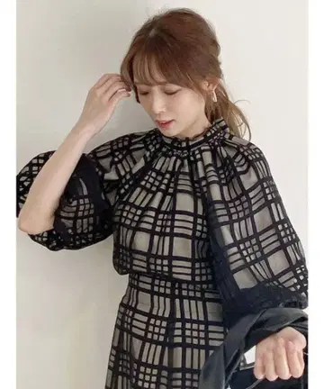 dazzlin 클래시컬 다크 체크 블라우스