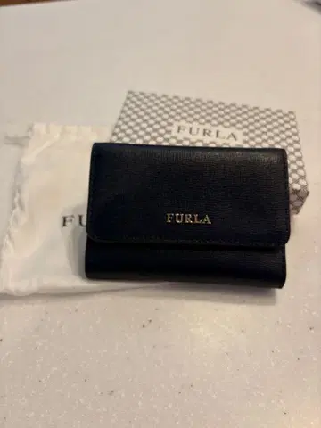새상품 FURLA(훌라) 접이식 지갑 다크 네이비 가죽 3단 폴더형 지갑