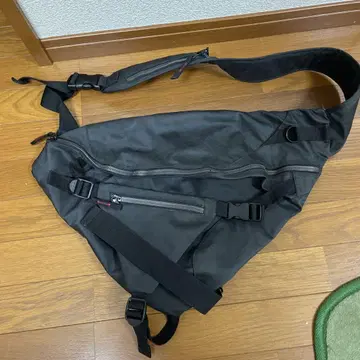 블랙 사선 숄더백