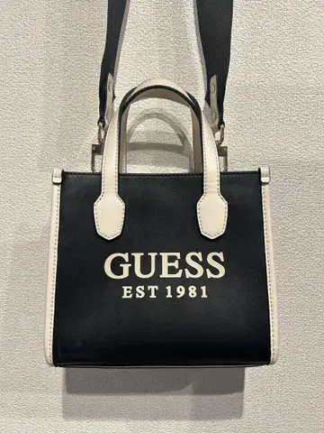 GUESS 숄더백 블랙 화이트