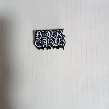 BLACK EARTH 핀 배지