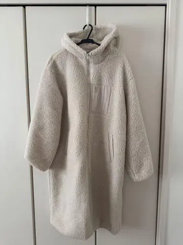 베이지 보아 후드 부착 롱 코트
