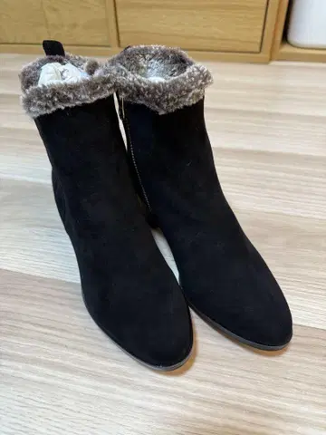 [ Au BANNISTER ] 보아 달린 스웨이드 숏부츠
