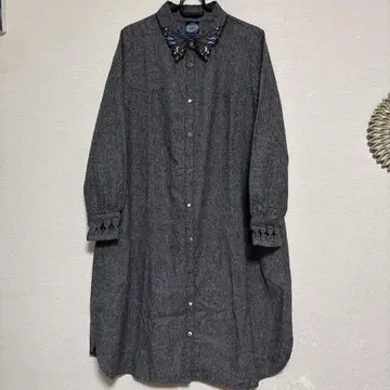 이즈스칼라 나비 자수 그레이 셔츠 원피스