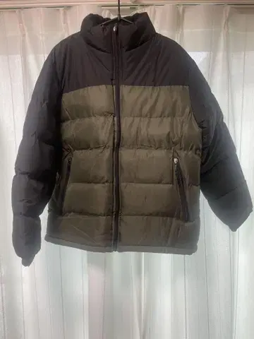 다운 자켓 블랙과 올리브 그린