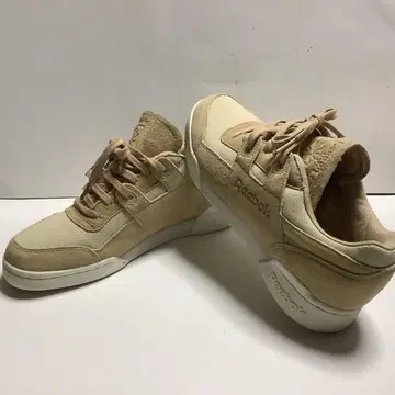 Reebok 베이지 스웨이드 스니커즈