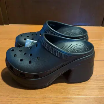 Crocs 블랙 클로그 샌들 힐 포함