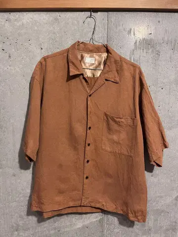 브라운 반팔 셔츠 가슴 포켓 부착
