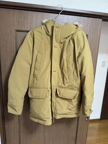 후드 부착 베이지 다운 자켓