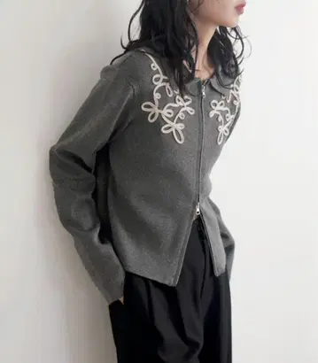 새상품 코드 자수 W 지퍼 그레이 긴팔 가디건
