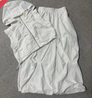 MURUA 화이트 후드 부착 베스트와 롱 스커트 세트