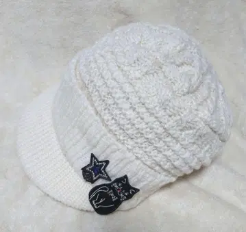 새상품급 ANNA SUI 안나수이 고양이와 별 자수가 있는 니트 모자
