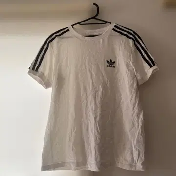 adidas 화이트 T셔츠 M 사이즈