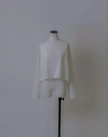 LOHEN / 택 포함 새상품 박시 라인 크롭 롱 T 화이트