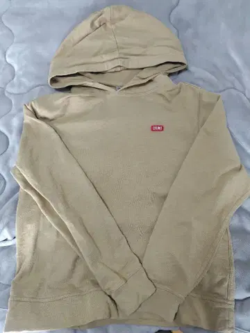 카키 후드 부착 후드티 빨간색 로고 참스