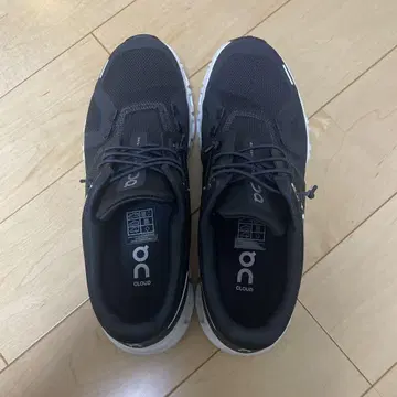 온 클라우드 5 블랙&화이트 스니커즈 23.5cm