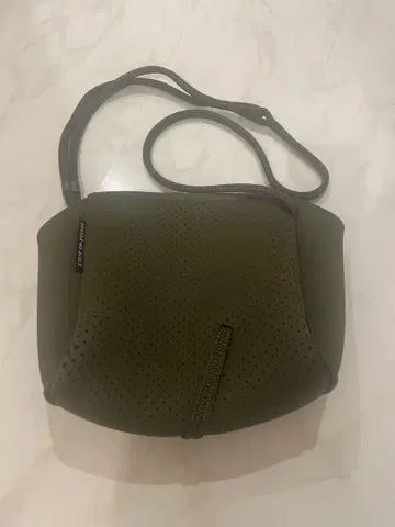 스테이트 오브 이스케이프 카키 숄더백
