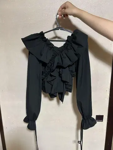 프릴이 달린 블랙 긴팔 블라우스