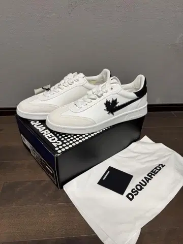 DSQUARED2 메이플 리프 스니커즈