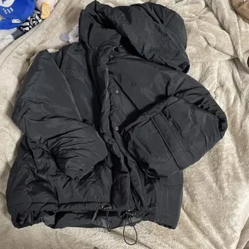 블랙 후드 부착 패딩 자켓 사키시마 도쿄