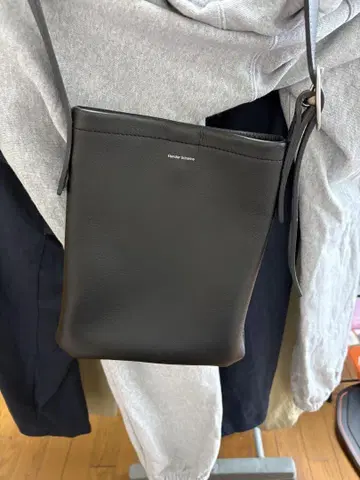 Hender Scheme 블랙 가죽 숄더백