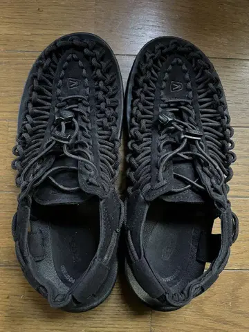 keen 블랙 스포츠 샌들 꼬임 디자인