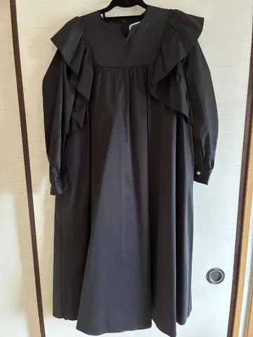 새상품 anminu 블랙 프릴 긴팔 원피스 발수 가공